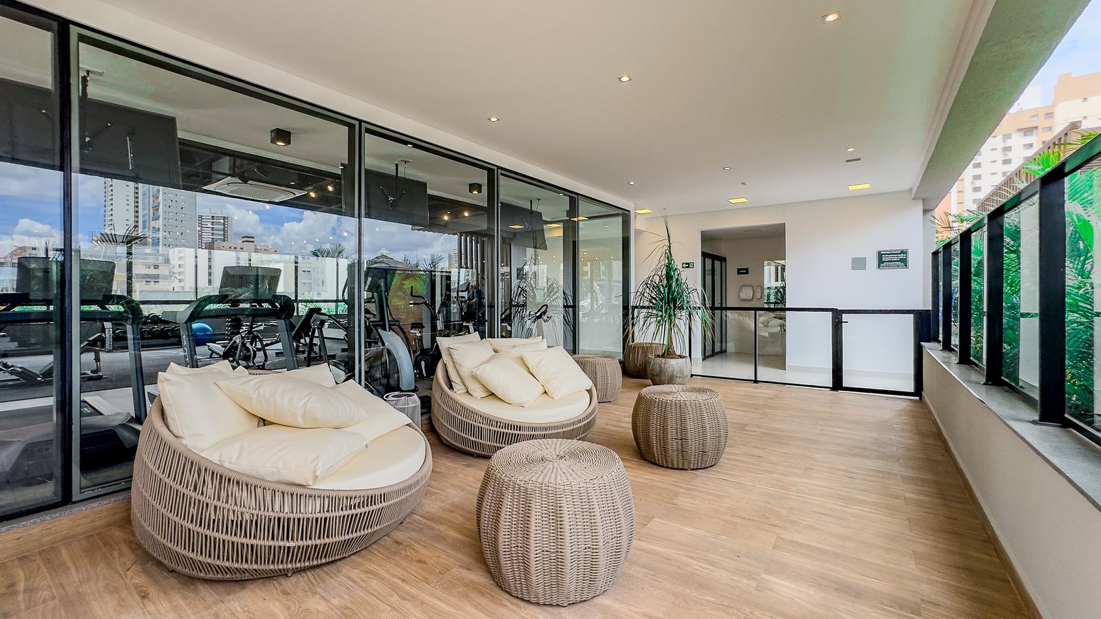 POOL LOUNGE